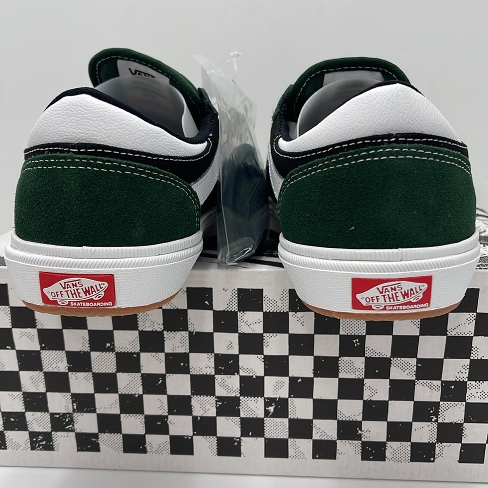 Vans Men's Green and Black Sneakers Gilbert Crocke
Dark Green/White
VN0A5JIFDGY - Picture 13 of 16